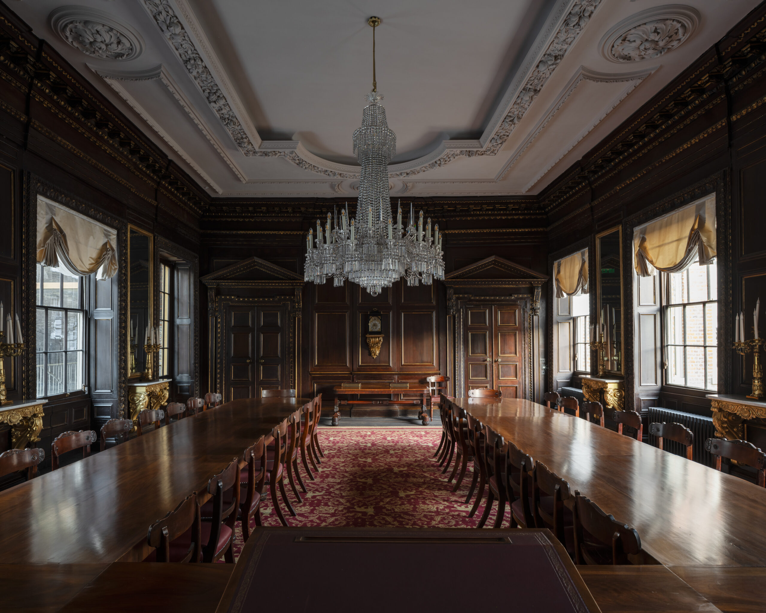 The Virginian cedar wood panelled Court Room functions as a formal meeting room for the Company day to day, and a social and dining space combined with the newly accessible terrace outside for events. Timber floors were exposed and refurbished and overlaid with a rug made from recycled Livery carpet, the ornate ceiling was softened with putty-toned traditional lime distemper, and windows were updated with waxed cotton relaxed Roman blinds.
