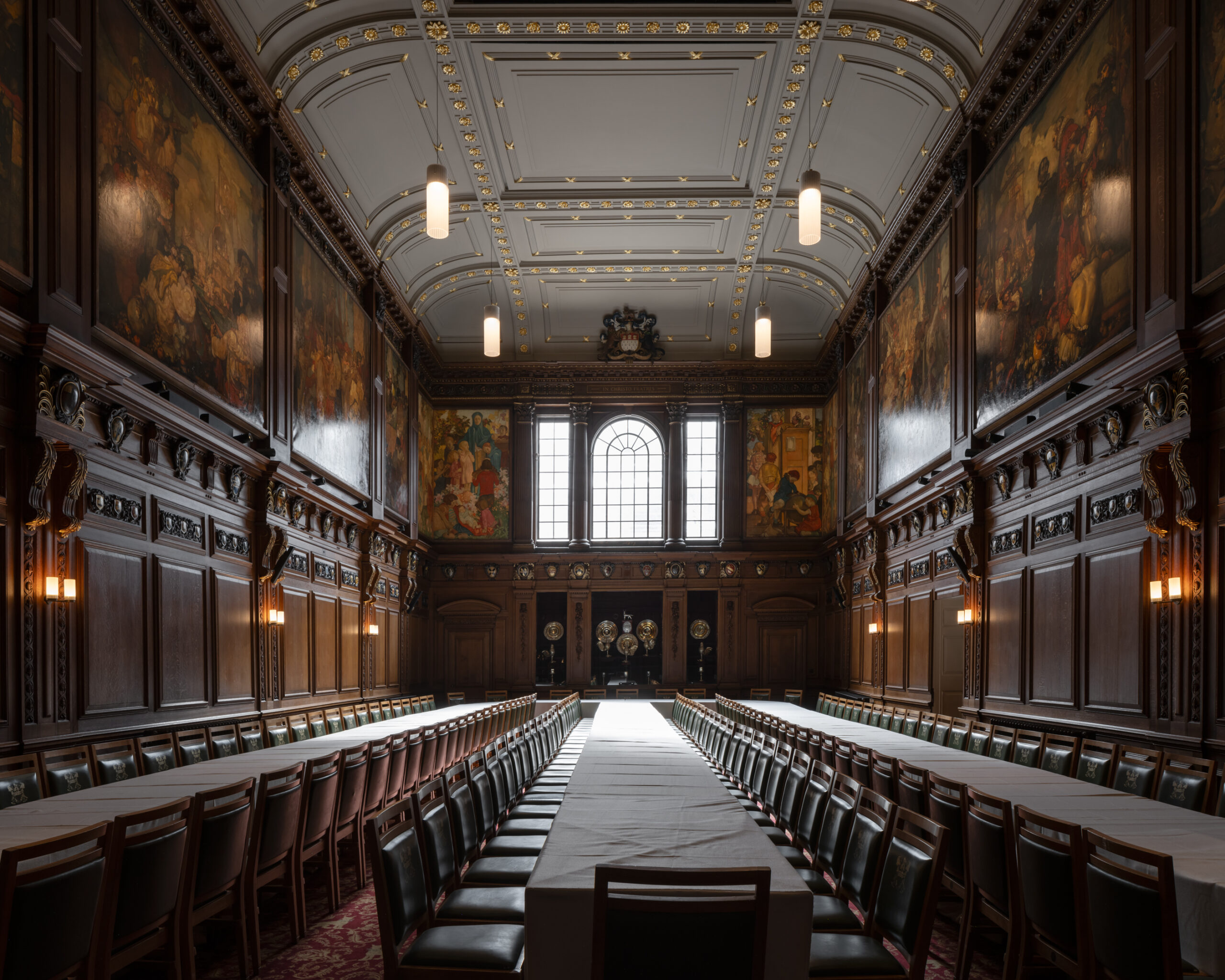 The largest of rooms within the building, the Great Hall, which dates back to 1670, proudly displays a collection of priceless, historic silverware, period oak panelling and a series of large-scale murals by artist Frank Brangwyn, commissioned for the building in 1901, depicting the history of the City of London Guilds. As part of the restoration works, carpet was removed to expose existing timber floorboards, bespoke wall lights and pendants designed by 6a Architects were installed and the ceiling was repainted in a sombre tone highlighted with a constellation of gilded guilloche details.