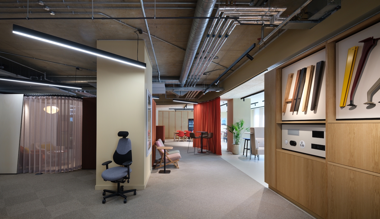 The showroom is bookended by two defined areas for hospitality: an open kitchen bar at the reception and canteen table at the back of the showroom, for staff to host customers, or hold informal meetings with colleagues.